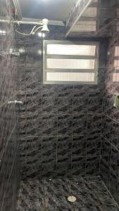 La salle de bains est pourvue d'une douche et d'une paroi en verre. dans l'établissement Hotel novo bis, à São Paulo