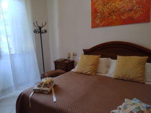a bedroom with a bed with a toy on it at MARIA HOLIDAY HOMES La Pineta di Sinalunga in Sinalunga