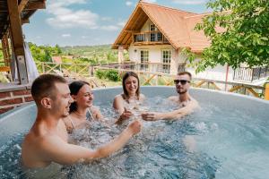un groupe de personnes jouant dans une piscine dans l'établissement The Lodge Transylvania, à Bran