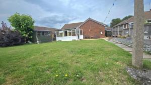 een huis met een gazon in de tuin bij Herne Bay - House - Sleeps 7 - Parking in Herne Bay +2 foto's