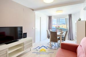 Una televisión o centro de entretenimiento en Doro Seaview Apartment