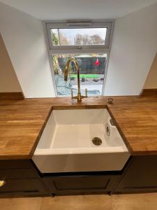 een aanrecht in een keuken met een raam bij Spacious 2 bed traditional cottage in Crieff