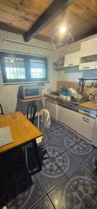 una cucina con un tavolo e un piano di lavoro di Domek z widokiem na jezioro, Borówno Wielkie, Kaszuby, pomorskie a Skarszewy
