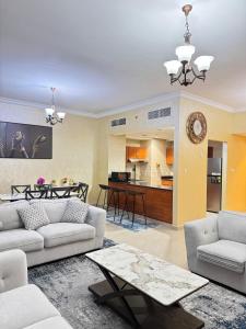 Posezení v ubytování Luxury 2 Bedroom with Sea Views