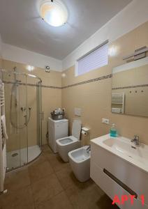 een badkamer met een toilet, een wastafel en een douche bij Agnese Apartments in Diano Marina