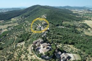 an aerial view of a house with a yellow circle at Chiesina di Montesperello in Pantanella