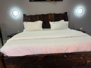 Ein Bett oder Betten in einem Zimmer der Unterkunft REBERO RESORT Ltd