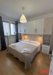 een slaapkamer met een groot bed met handdoeken erop bij Agnese Apartments in Diano Marina +28 foto's