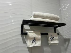einen Handtuchhalter im Bad mit Handtüchern darauf in der Unterkunft REBERO RESORT Ltd in Kigali