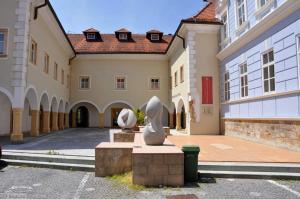a building with two statues in front of it at Hiša Elsbacher Laško in Laško