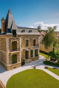 an image of a house with a yard at Maison de Maître en Champagne in Vitry-le-François