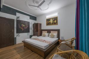 カソーリにあるHotel Elegant Dreamscape Kasauliのベッドルーム1室(ベッド1台、椅子2脚付) +31枚の写真