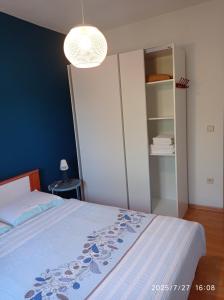 una camera da letto con un letto con una parete blu di Apartment Gogo a Umag (Umago)