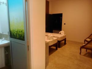 ein Zimmer mit einem Bett und einem Tisch mit Handtüchern darauf in der Unterkunft Saara Beach Hotel in Marawila