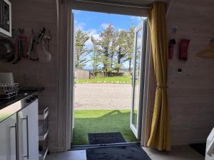 Dapur atau dapur kecil di Coastal Cabin Oldshoremore +24 gambar