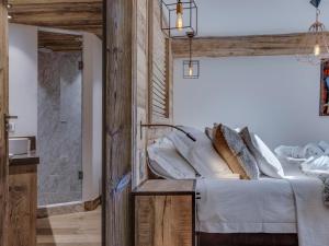 Posteľ alebo postele v izbe v ubytovaní Appartement de luxe avec jacuzzi, terrasse et cheminée - 10 personnes - FR-1-567-97