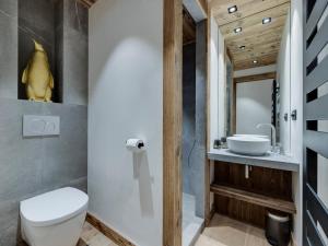 a bathroom with a toilet and a sink at Appartement 95m², Sud-Est, Jacuzzi, Val d'Isère, 4 Suites, Parking, Animaux OK - FR-1-567-73 in Val dʼIsère +6 photos
