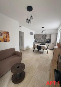 een woonkamer met een bank en een tafel bij Agnese Apartments in Diano Marina