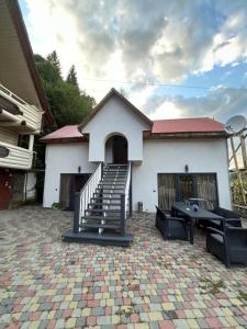 a building with a staircase and a table and chairs at Domik Zubanicha in Kelechin