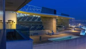 una vista de un estadio de béisbol por la noche en Porto H Dragão, en Oporto