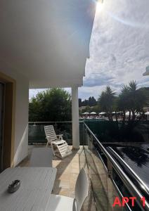 een balkon met stoelen en uitzicht op het water bij Agnese Apartments in Diano Marina