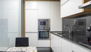 una cocina con fregadero y estufa horno superior en Porto H Dragão, en Oporto