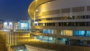 Un gran edificio con una fachada iluminada por la noche. en Porto H Dragão, en Oporto
