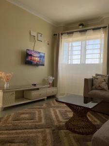 Uma TV ou centro de entretenimento em Nest and key