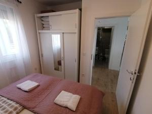a bedroom with a bed with two towels on it at Júlia in Vir