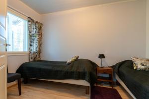 ルカにあるKotokuusi 1 - Huoneisto luonnon keskellä, sisältää siivouksen ja Wifinのベッド2台と窓のある寝室