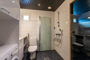 ルカにあるKotokuusi 1 - Huoneisto luonnon keskellä, sisältää siivouksen ja Wifinのシャワー、トイレ、洗面台を備えたバスルーム +28枚の写真