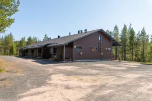 ルカにあるKotokuusi 1 - Huoneisto luonnon keskellä, sisältää siivouksen ja Wifinの森の中の大型木造キャビン