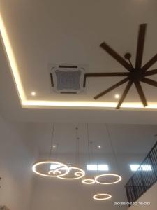 Un techo con un reloj y un ventilador de techo. en Spacious Majestic Homestay, en Kuantan