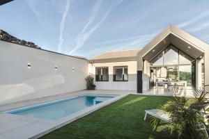 a swimming pool in the backyard of a house at Casa Villa Atalaya Priego in Priego
