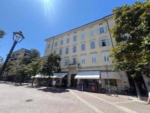 un grande edificio su una strada con alberi di fronte di Villa Ercole a Grado Altre 3 foto