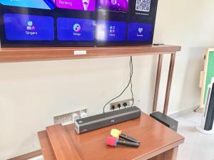 Deco Home The Summit Mesilau at Kundasang في Kampong Kundassan: وجود تلفزيون على طاولة خشبية +38 صورة