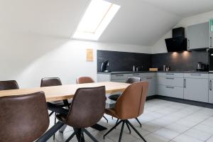 eine Küche mit Tisch und Stühlen in einem Zimmer in der Unterkunft janu-homes - 3 Zimmer Apartment - 7 Betten, Lahnblick vom Römer in Runkel + 9 Fotos