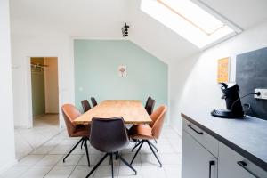 ein Esszimmer mit einem Holztisch und Stühlen in der Unterkunft janu-homes - 3 Zimmer Apartment - 7 Betten, Lahnblick vom Römer in Runkel