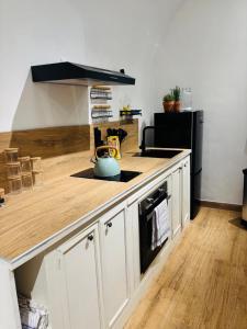 Nhà bếp/bếp nhỏ tại Le Citron Vert Duplex vielle ville a 2 pas de la piétonne