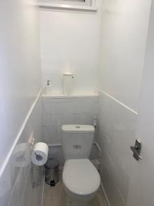 Un baño blanco con inodoro y lavabo. en Ellison House, en Londres