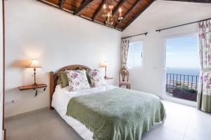 a bedroom with a bed with a view of the ocean at Casa Los Bernales in Las Indias