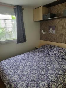1 dormitorio con 1 cama con edredón morado y ventana en Domaine de Kermario, en Carnac 8 fotos más