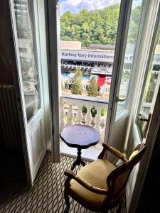Rõdu või terrass majutusasutuses Hotel Rudolf II Karlovy Vary