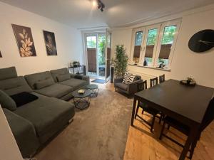 ブレーメンにあるFerienwohnung am Knoops Parkのソファとテーブルのあるリビングルーム
