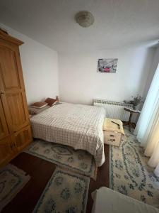 ein kleines Schlafzimmer mit einem Bett und einem Fenster in der Unterkunft Secret garden in Visoko