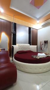 a bedroom with a large bed in a room at Khách Sạn Hoàn Mỹ in Thôn Nhan Biều (1)