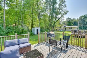 Taman di luar 2 Mi to Warren Dunes Sawyer Apartment with Deck!