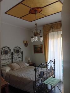 een slaapkamer met een bed en een kroonluchter bij B&B Assereto in Rapallo +12 foto's