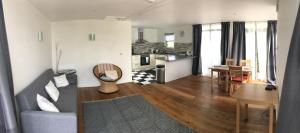 een woonkamer met een bank en een tafel bij Down Ende House Accommodation in Looe