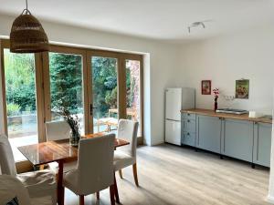 Una cocina y un comedor con una mesa y un refrigerador. en Wildrose holiday home, en Badacsonytomaj 37 fotos más
